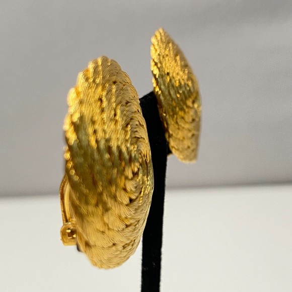 Gold Tone Earrings Basketweave Cymbal Clip On - Picture 4 of 8